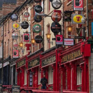 Segeln in Irland - raue Küste, traumhafte Strände, grünes Land, spürbare Geschichte, bunte Pubs, traumhafte Motorradstrecken, herrliche Ankerplätze und super nette Menschen. Irlands Westküste zählt zu den wahren Highlights unseres Lebens unter Segel! Unser neuer Bericht ist online: https://fortgeblasen.at/segeln-in-irland/
