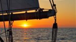 Segeln der Abendsonne entgegen