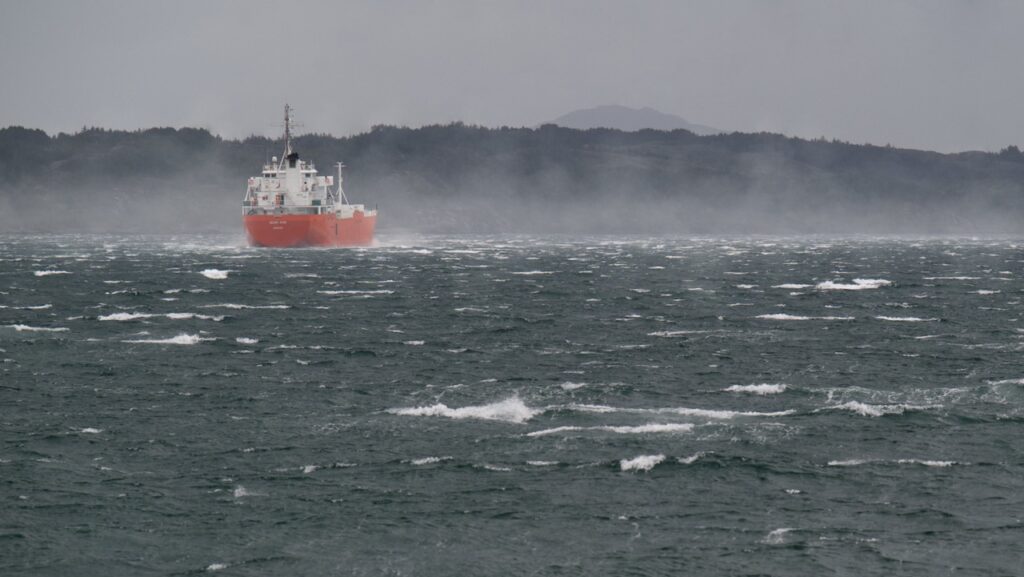 Mit viel Wind segeln wir an Bergen vorbei.