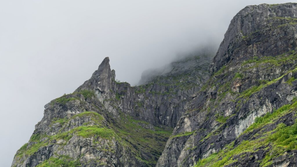 Regenverhangene Berge in Norwegen