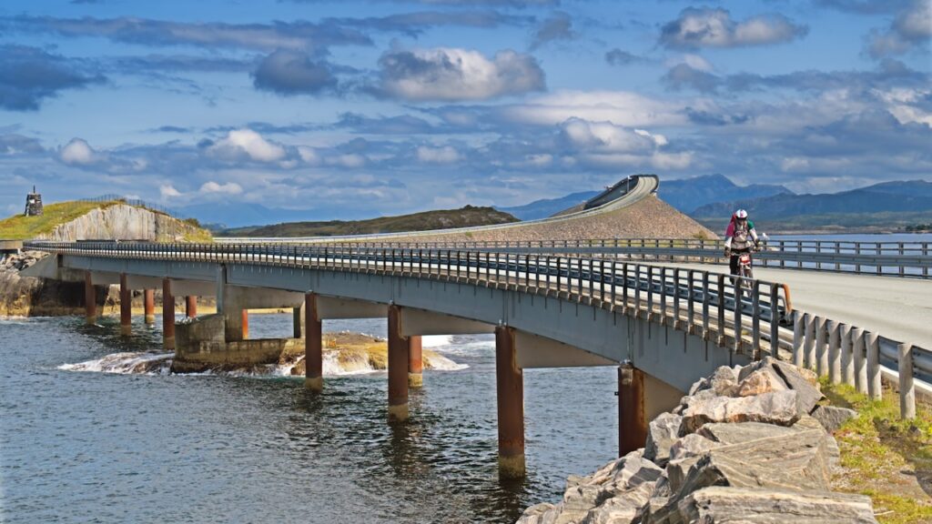 Jürgen auf der ersten Brücke der Atlantikstrasse