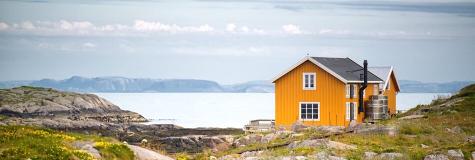 Gelbes Haus auf einer Schäreninsel in Norwegen