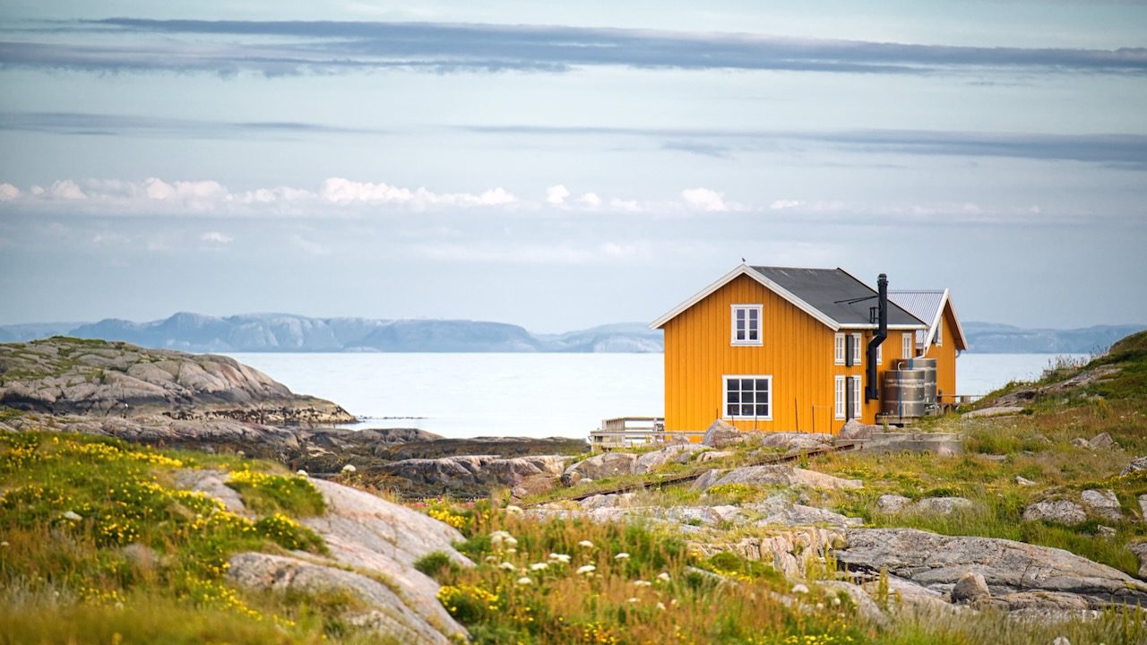 Gelbes Haus auf einer Schäreninsel in Norwegen