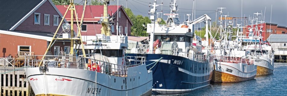 Kutter liegen wartend am Steg