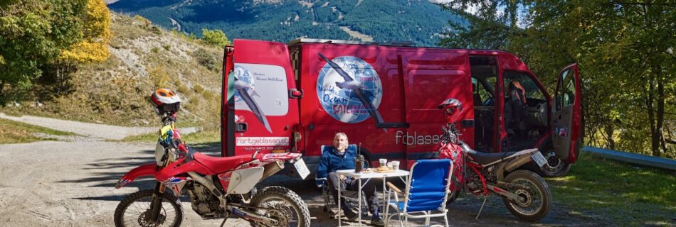 Unterwegs mit Camper und Enduros
