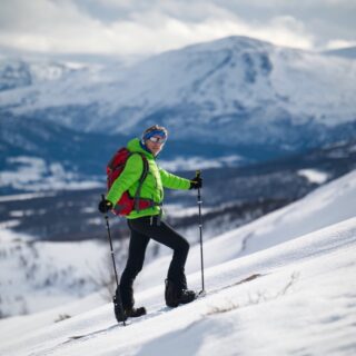 Ein Monat Vortragspause liegt vor uns, was also besser als der Plan, mit unserem Kastenwagen nach Schnee zu suchen. Das Ziel steht längst fest: wir wollen nach Norwegen. Zuerst gehts nach Trondheim, wo uns unsere Freunde aus der Schweiz und aus Deutschland bereits erwarten. Gemeinsam gehts nach Stjørdal, natürlich können wir nicht nach Norwegen fahren, ohne unserer treuen LA BELLE EPOQUE einen Besuch zu erstatten. Fröhliche Abende auf der WINGGIS 42 nebenan und eine erste gemeinsame Skitour folgen. Dann legen wir ab. Nicht mit dem Boot, sondern mit dem Kastenwagen. Wir haben einen Mission: wir sind auf der Suche nach dem perfekten Schnee ;-) Und Schnee finden wir: nicht zu viel und auch nicht immer perfekt, denn es ist zu warm in Norwegen. Aber daß heißt noch lange nicht, dass wir nicht auf unsere Rechnung kommen. In Oppdal gehts ganz langsam auf die ersten Splitboard-Touren, zwischendurch gibts Pistengaudi auf perfekten Naturschneepisten. Eine Besonderheit, die wir von Österreichs überlaufenen Kunstschneepisten kaum noch kennen. Von hier an folgt ein Highlight dem nächsten: Pulverschnee im Rondane Nationalpark, und tagelanger Spaß im Schnee auf Jotunheimen. Wir besuchen den höchsten Berg von Norwegen - und damit von Nordeuropa - und fahren abenteuerliche Schneestraßen bis an ihre Wintersperren. Dann gehts runter zu den Fjorden. Runter ins Grüne. Ein schwerer Frühjahrssturm bremst unsere Weiterfahrt, die Bergstraßen werden wegen Verwehungen gesperrt. Die Schneepflüge arbeiten Tag und Nacht durch. Bald gehts weiter. Nächstes Ziele: Vikasfjell , Myrkdalen und die legendäre Hardangervidda! Wir lieben Norwegen!