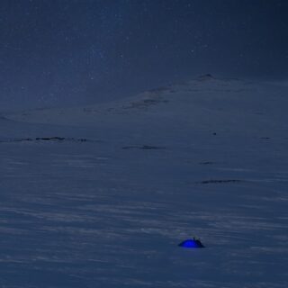 Tief im frischen Schnee - so wollten wir diesen März verbringen. Und deshalb haben wir einen Monat in Norwegen verbracht. Nicht an Bord von LA BELLE EPOQUE, nicht an den Küsten dieses traumhaften Landes. Sondern im Camper, auf den Bergen. Auf der Suche nach Schnee. Und den haben wir gefunden! In den Skigebieten von Norwegen, in den Nationalparks, und auf der Hardangervidda. Nun aber ist auch unser Winter vorüber. Zurück in Österreich begrüßen uns die blühenden Marillenbäume. Und damit haben wir die Splitboards in ihre Spinde geräumt, haben die Anmeldung der Motorräder erneuert und schon packen wir wieder unsere sieben Sachen: In zwei Wochen gehts zurück zum Boot! Der Sommer kann kommen!