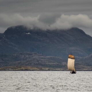 Wir sind zurück in Norwegen. Zurück an Bord von LA BELLE EPOQUE. Und nach einiger Vorbereitung sind wir auch schon wieder los. Mit einem Plan und mit einem Umweg. Mehr in unserem neuen Blogeintrag: https://fortgeblasen.at/ein-halbes-jahrhundert/