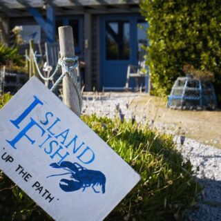 Alles hier fühlt sich nach Urlaub an. Die weißen Sandstrände vor sanften, grünen Dünen. Wasser, das in allen Blauschattierungen leuchtet und warm genug für ein kurzes Bad ist. Ein paar Segel- und Motorboote wiegen sich träge vor Anker, der Geruch von Gegrilltem liegt in der Luft. In Ufernähe planschen zwei Kinder auf einem Paddelboard, wenige Menschen schlendern über den Strand oder liegen in der Sonne, während ein paar Segel am Horizont vorbeiziehen. Unser neuer Bericht von den Scilly Inseln: https://fortgeblasen.at/und-noch-mehr-inselhopping/