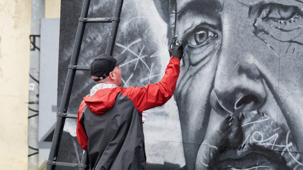 Streetart Künstler bei der Arbeit