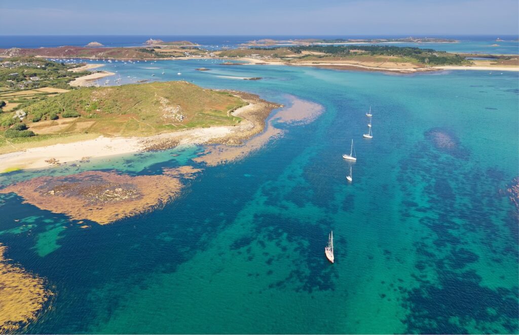Anker im türkisgrünen Wasser der Scilly Inseln
